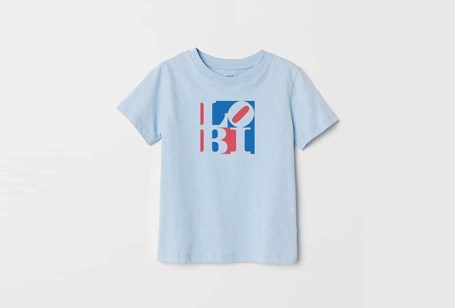 Lobi shirt print. Een Surinaamse versie van de Love signs door de Amerikaanse Pop-art kunstenaar Robert Indiana.